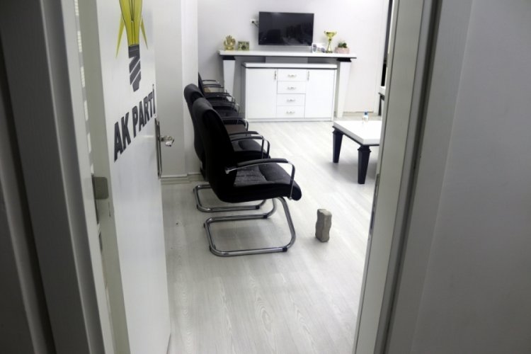 Mersin'de AK Parti il&ccedil;e binasının camlarını kıran ş&uuml;pheli yakalandı
