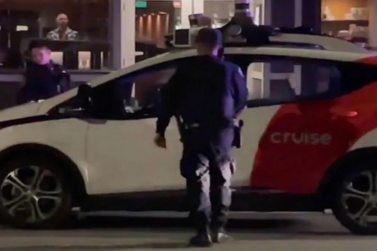 Polisin kenara &ccedil;ektiği ara&ccedil; s&uuml;r&uuml;c&uuml;s&uuml;z &ccedil;ıktı