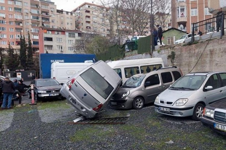 İstanbul'da el freni &ccedil;ekilmeyen otomobil, otoparka u&ccedil;tu