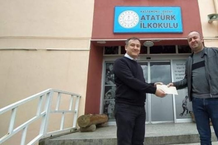Bilardo turnuvasından kazandığı  &ouml;d&uuml;l&uuml; &ouml;ğrencilere bağışladı