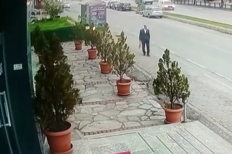 Samsun'da takım elbiseli hırsızın bisiklet &ccedil;aldığı anlar kamerada