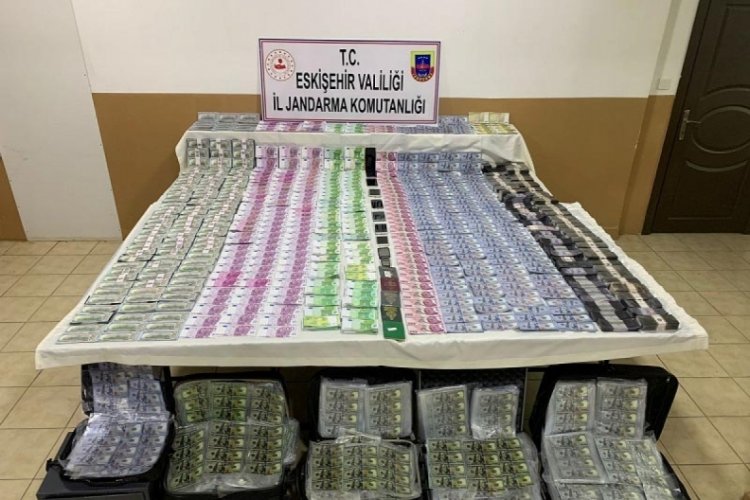 Kamerun ve Ugandalı ş&uuml;phelilerin evinden sahte dolar &ccedil;ıktı