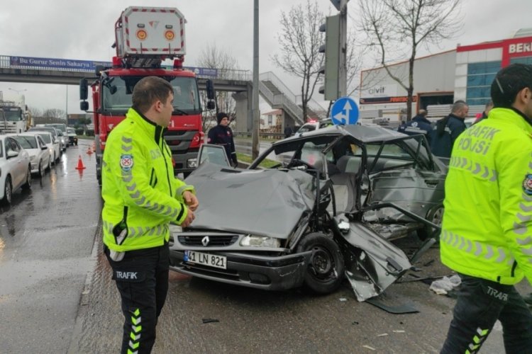 Sakarya'da kamyonet ile otomobil &ccedil;arpıştı: 2 yaralı