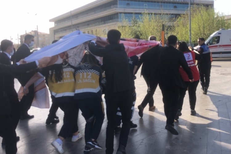 AVM'de yemek katından zemine d&uuml;şen hamile kadın hayatını kaybetti