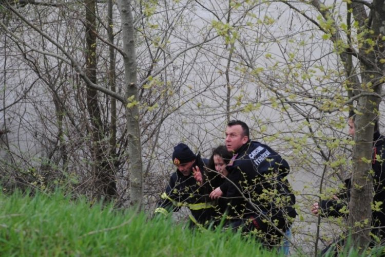 Nehre atlayan kadını itfaiye ekipleri kurtardı