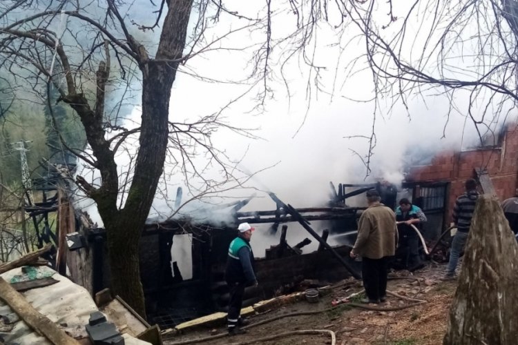 Ev yangınında 12 yaşındaki &ccedil;ocuk hayatını kaybetti