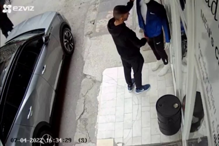 Mankenin &uuml;st&uuml;ndeki eşofmanı &ccedil;alıp ka&ccedil;tı