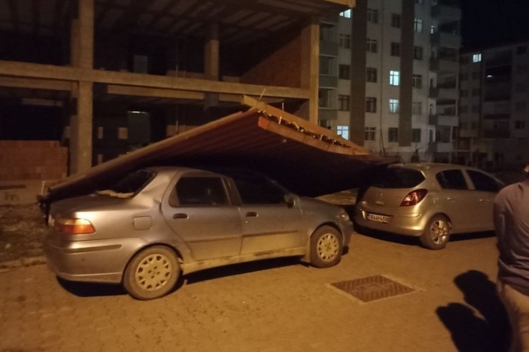 Artvin'de şiddetli r&uuml;zgar &ccedil;atıları u&ccedil;urdu