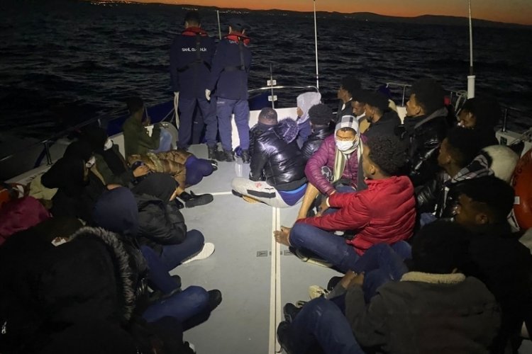 İzmir'de 49 g&ouml;&ccedil;men kurtarılırken, 21 g&ouml;&ccedil;men yakalandı