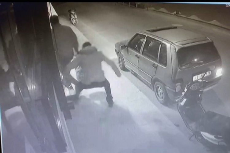 Tartıştığı kuryeyi bacağından bı&ccedil;akladı
