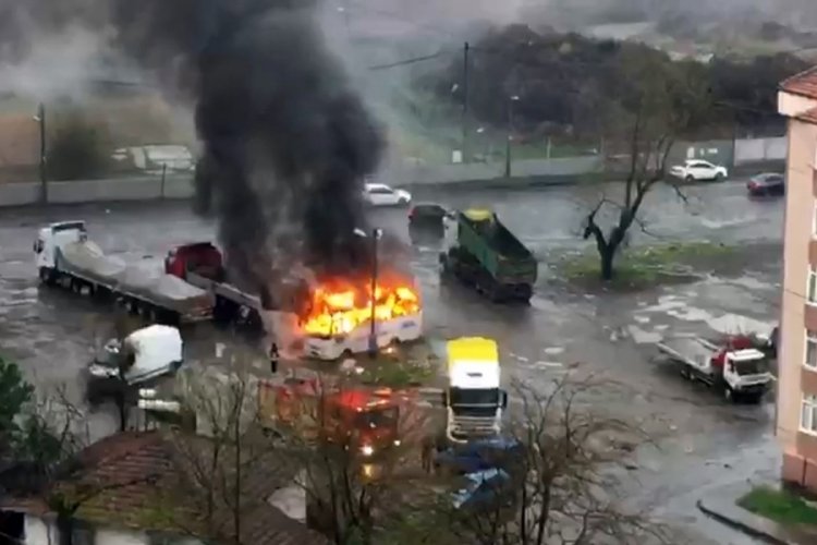 Park halindeki minib&uuml;s alevlere teslim oldu