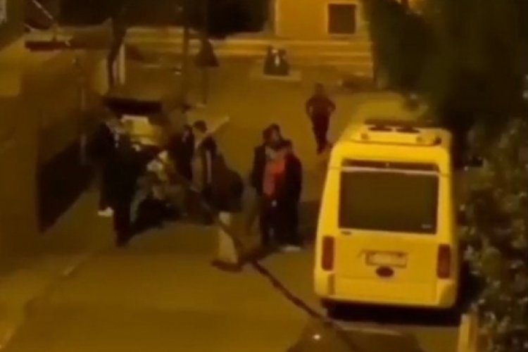 Kucağındaki &ccedil;ocuğuyla sokak ortasında darbedildi
