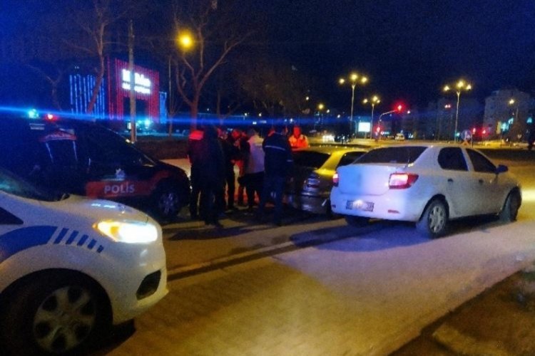 Polisin 'dur' ihtarına uymayan s&uuml;r&uuml;c&uuml; kovalamaca sonucu yakalandı
