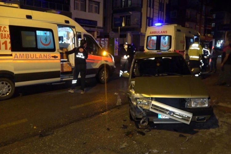Seyir halindeki otomobiller &ccedil;arpıştı: 2 yaralı