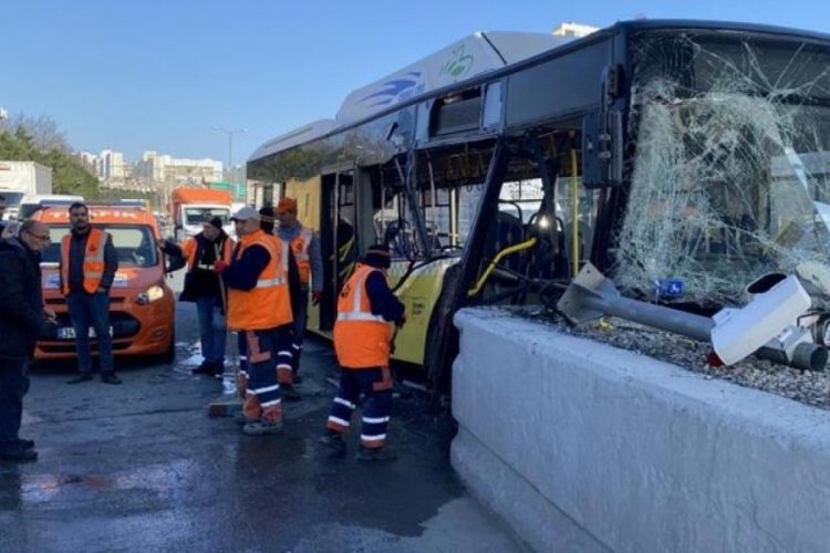 İstanbul'da İETT otob&uuml;s&uuml; gişe betonlarına &ccedil;arptı