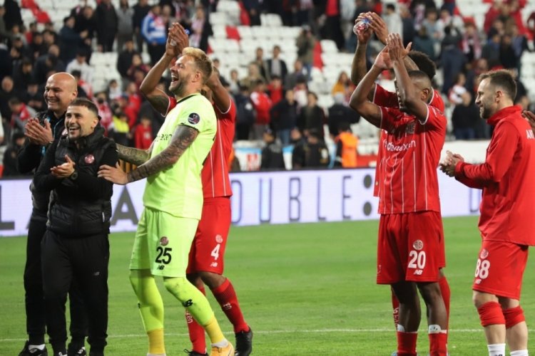 Antalyaspor, yenilmezlik serisini 10 ma&ccedil;a &ccedil;ıkardı