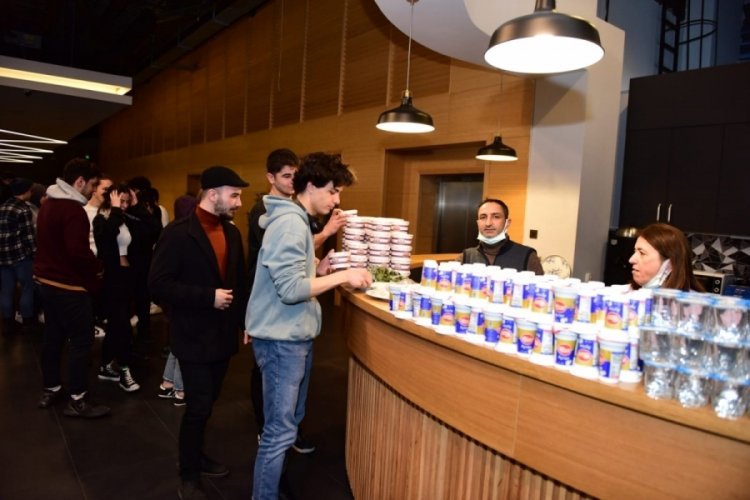 Bursa'da uyumayan k&uuml;t&uuml;phanede ders &ccedil;alışanlara sahur belediyeden