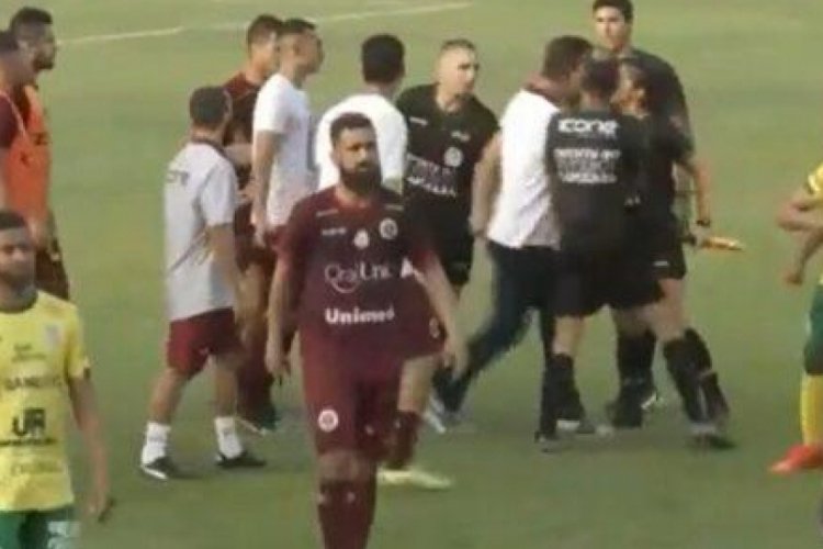 Kadın hakeme kafa attı, kul&uuml;pten kovuldu