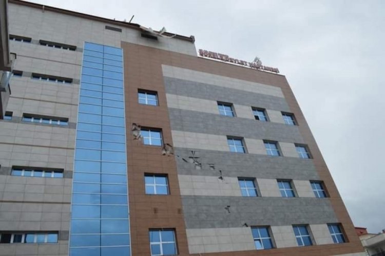 Hastane &ccedil;atısı r&uuml;zgara dayanamadı