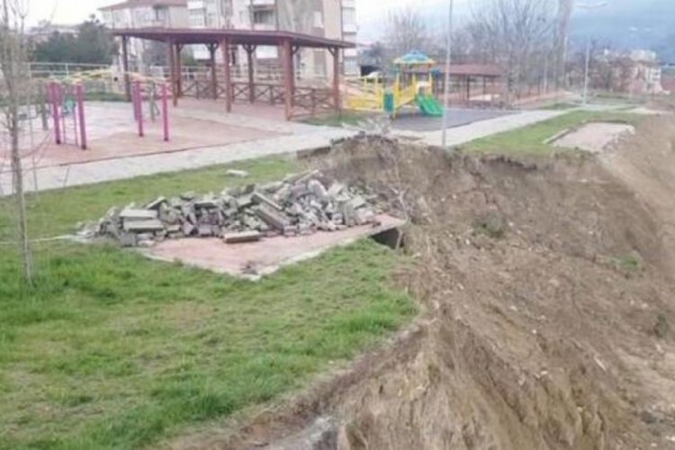 Karab&uuml;k'te &ccedil;ocuk parkında heyelan meydana geldi