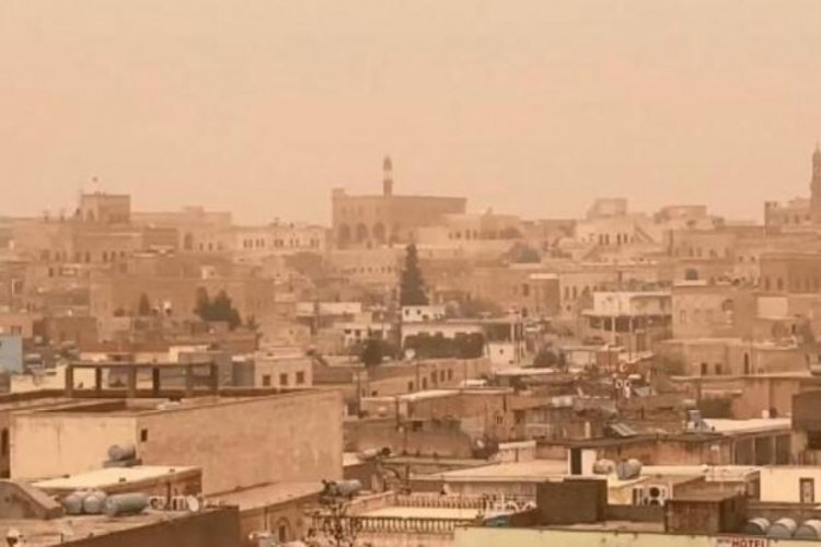Mardin'in Midyat il&ccedil;esinde toz taşınımından g&ouml;z g&ouml;z&uuml; g&ouml;rmedi