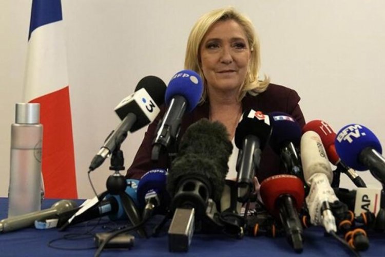 Le Pen'den baş&ouml;rt&uuml;s&uuml; yasağı i&ccedil;in yasa tasarısı taslağı