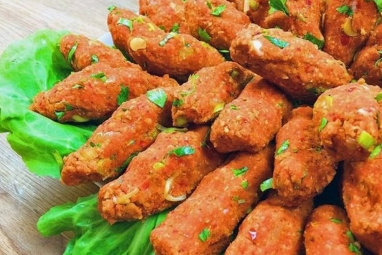 Mercimek k&ouml;ftesi nasıl yapılır?