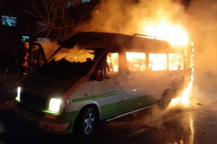 Seyir halindeki yolcu otob&uuml;s&uuml; alev alev yandı