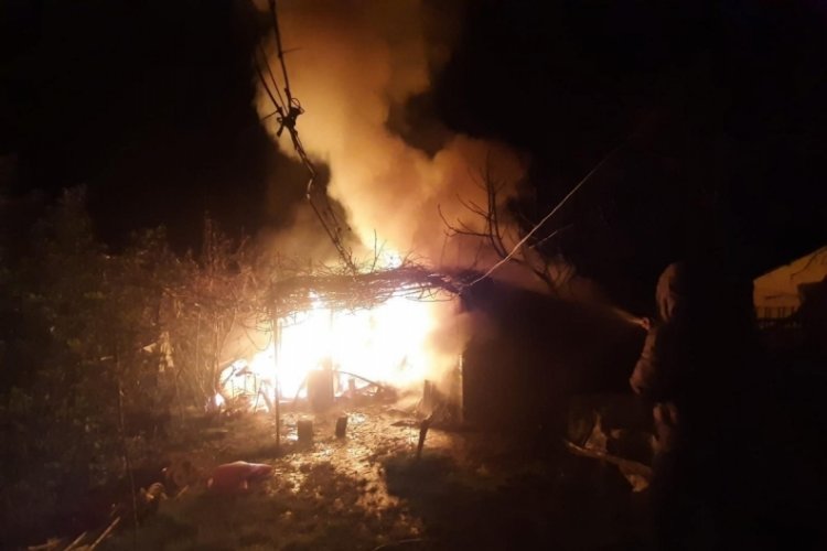 Alevlere teslim olan barakayı itfaiye ve jandarma ekipleri s&ouml;nd&uuml;rd&uuml;