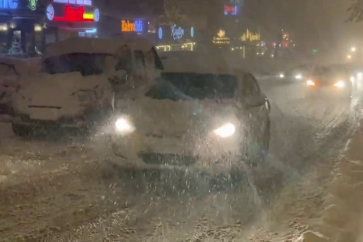 Erzurum'da kar yolları kapadı