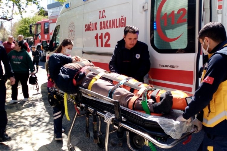 Eşini dinlemedi, &ccedil;atıdan d&uuml;şt&uuml;