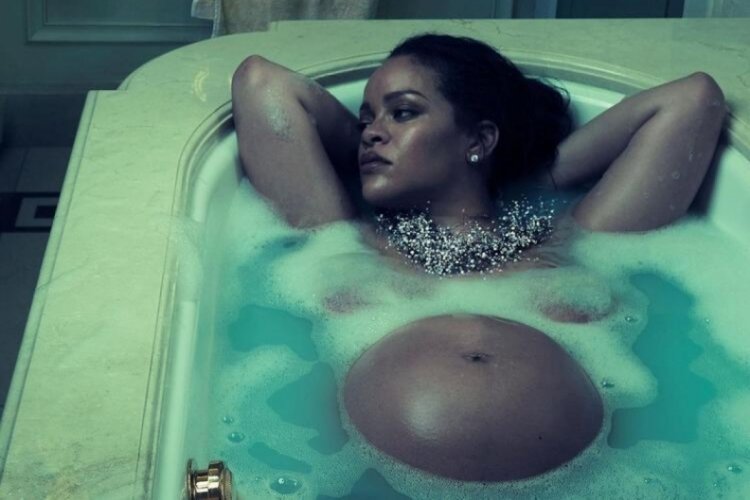 Rihanna'nın cesur hamilelik pozları dikkat &ccedil;ekti