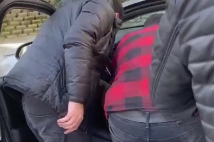 Otomobil bagajından binlerce uyuşturucu hap &ccedil;ıktı