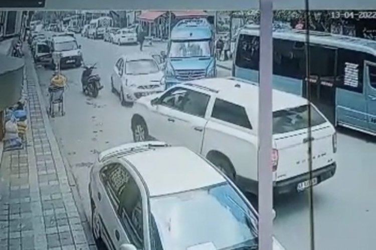 İstanbul'da &ouml;nce minib&uuml;se sonra otomobile &ccedil;arptı