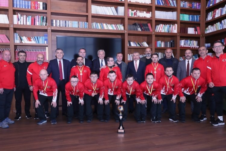 Servet Yardımcı, d&uuml;nya &uuml;&ccedil;&uuml;nc&uuml;leriyle bir arada