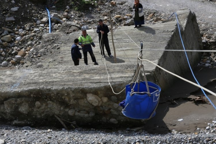 K&ouml;pr&uuml;leri yıkılınca k&ouml;yde mahsur kaldılar