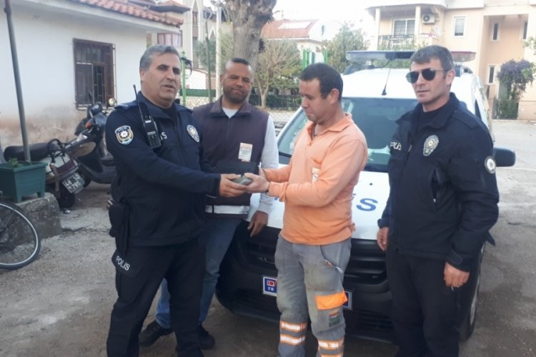 Parkta bulduğu para dolu &ccedil;antayı polise teslim etti