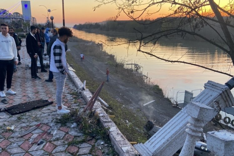 Dere kenarına u&ccedil;an otomobil hurdaya d&ouml;nd&uuml;: 1 yaralı