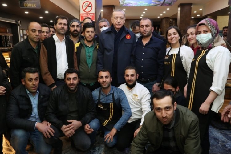 Cumhurbaşkanı Erdoğan, Hakkari'de vatandaşlarla sohbet etti