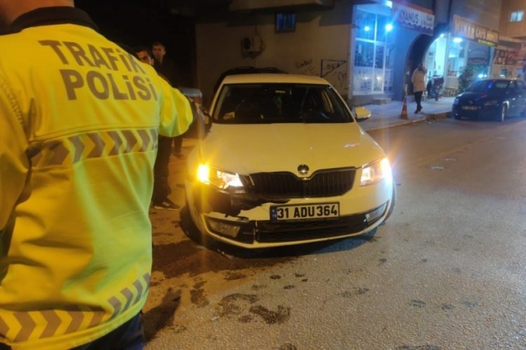 Virajı alamadı park halindeki ara&ccedil;lara &ccedil;arptı: 3 yaralı