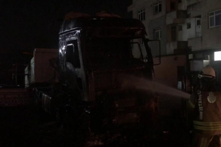 İstanbul'da park halindeki tır alev alev yandı