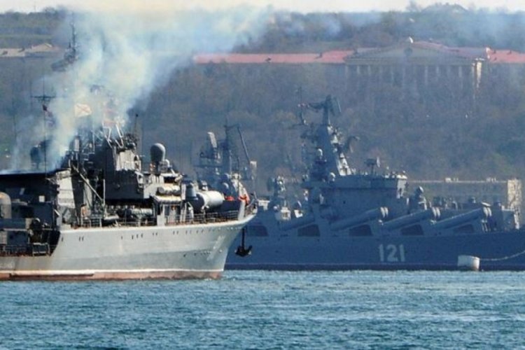 Ukrayna, Rusya'nın  en b&uuml;y&uuml;k savaş gemisi Moskva'yı vurdu