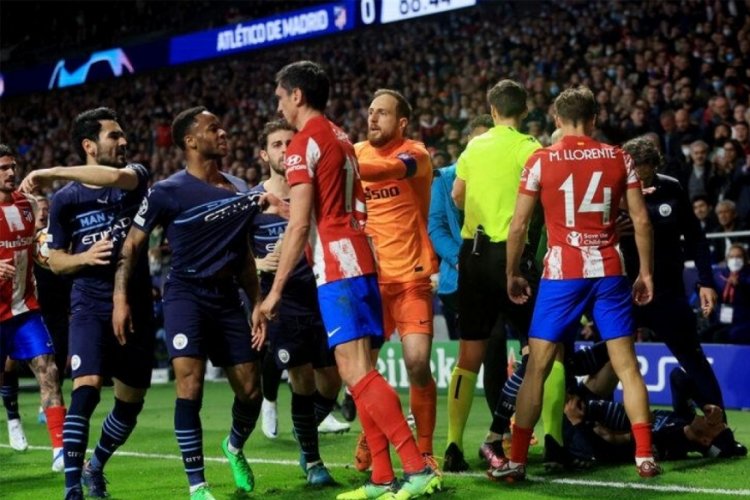 Atletico Madrid-Manchester City ma&ccedil;ında kendi oyuncusuna saldırdı