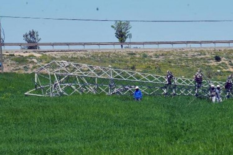 Adana'da demirleri &ccedil;alınan y&uuml;ksek gerilim hattı direği devrildi