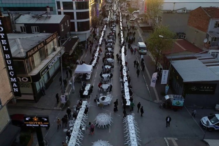 Bursa'da caddeyi trafiğe kapattılar