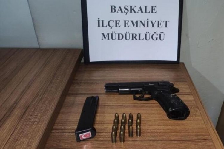 Van'da &ccedil;elik kasadan tabanca hırsızlığı