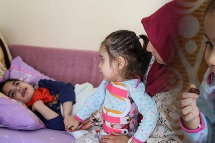 SMA'lı H&uuml;meyra, &ccedil;ok sevdiği &ccedil;ikolatadan bir par&ccedil;a yiyebiliyor