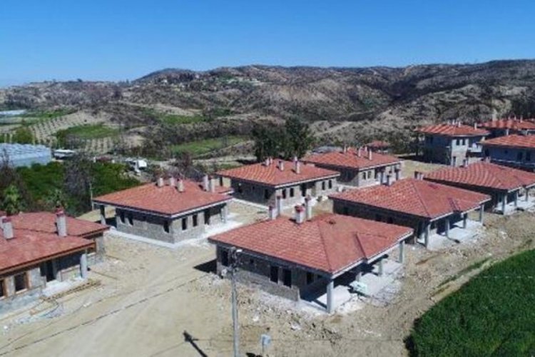 Antalya'da konteynerde yaşayan ailelere evleri teslim edilecek