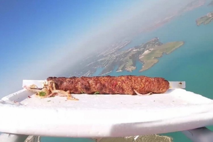 Adana'dan g&ouml;ky&uuml;z&uuml;ne g&ouml;nderilen kebap viral oldu