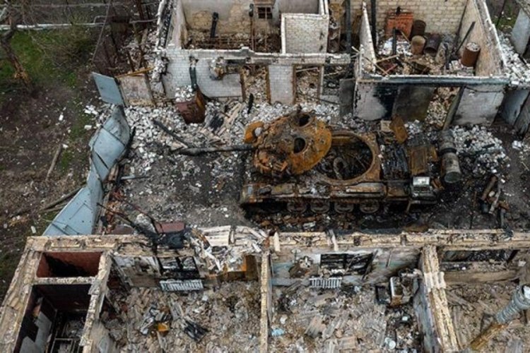 Ukrayna'da evlerin bah&ccedil;elerine bulunan Rus tankları imha edildi